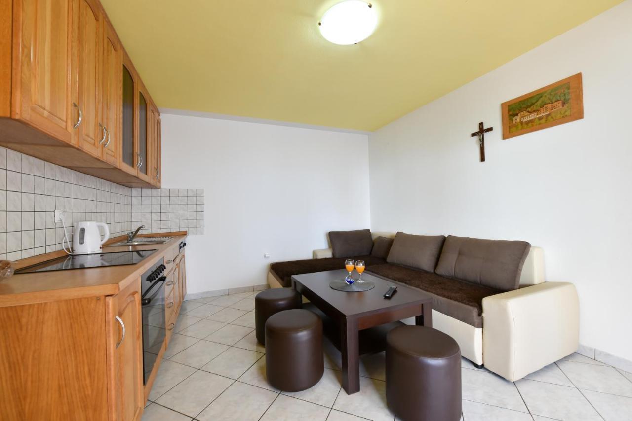 Apartments Krepo วีร์ ภายนอก รูปภาพ