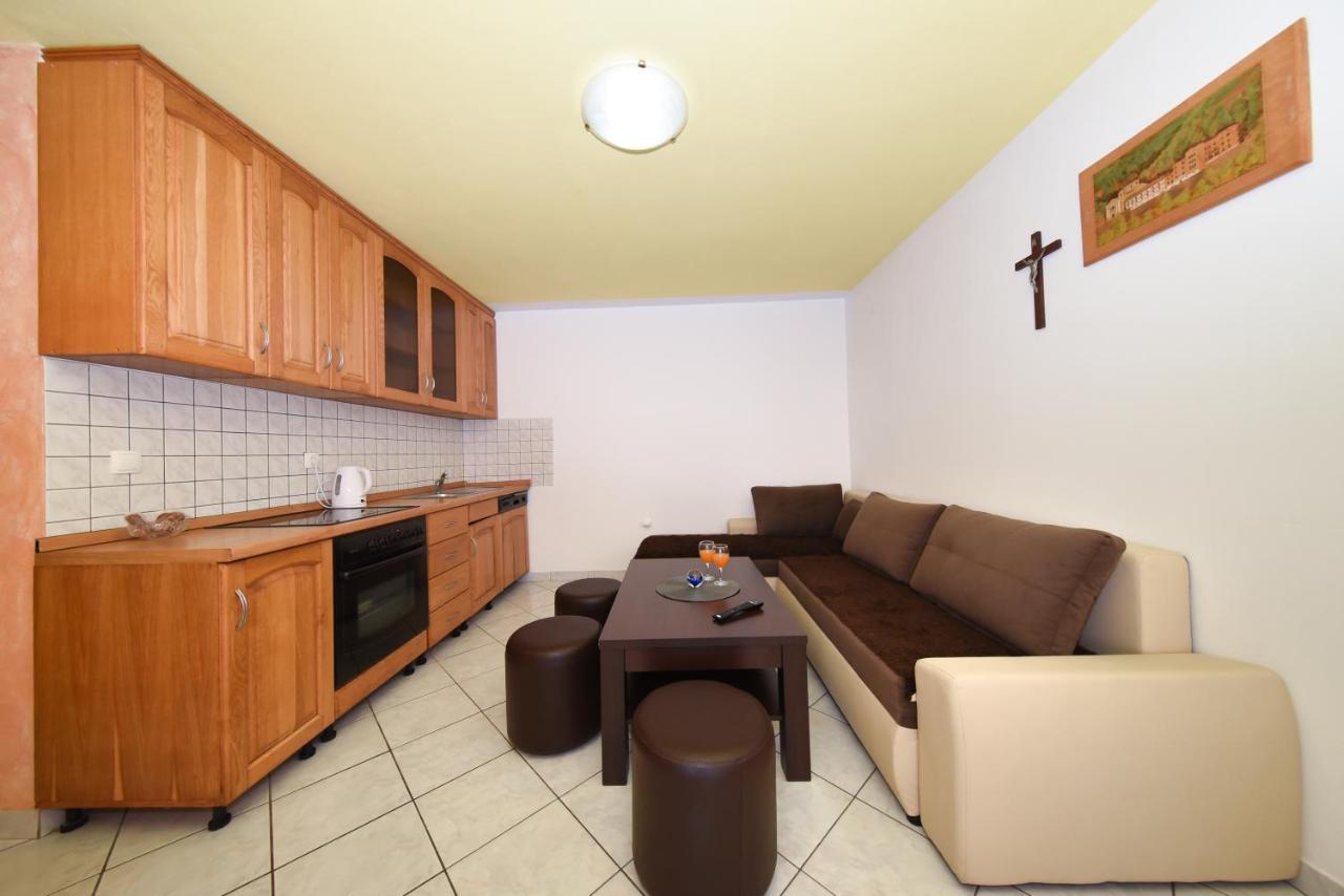 Apartments Krepo วีร์ ภายนอก รูปภาพ